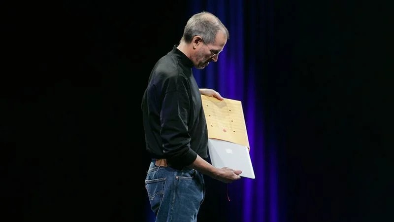 15 年前最薄筆電誕生，Steve Jobs 從牛皮紙袋拿出 MacBook Air 3