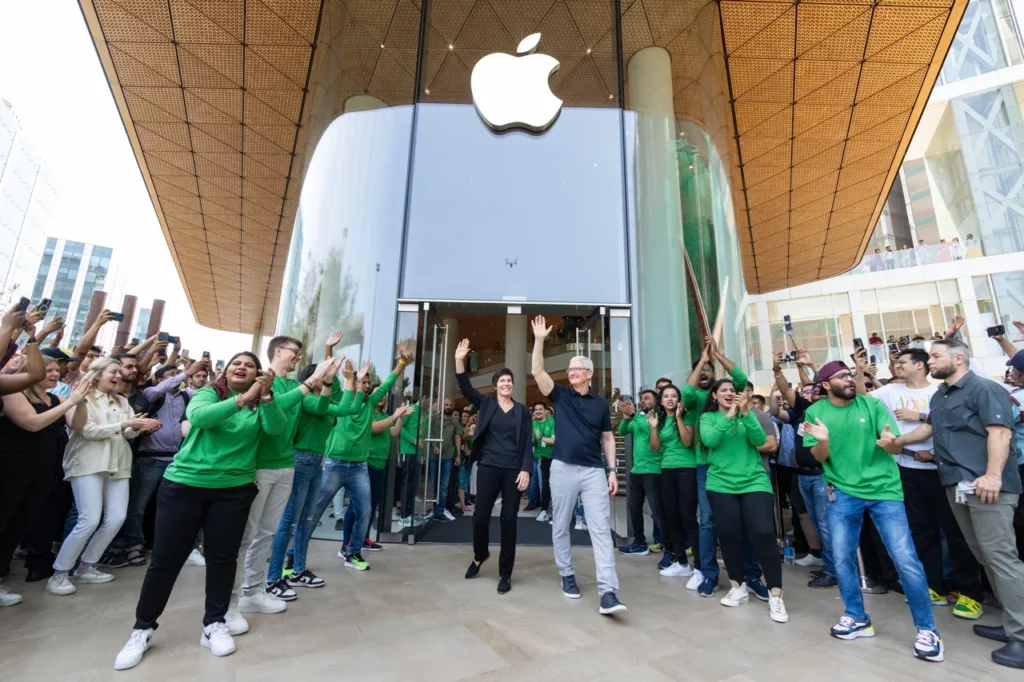 Tim Cook 親臨印度首家 Apple Store 開幕